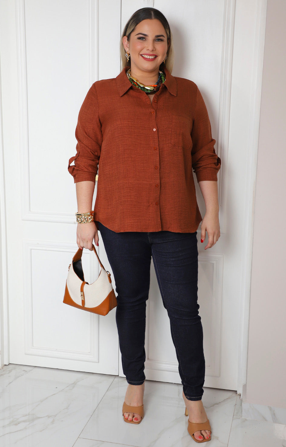 Blusa camisera con mangas ajustables