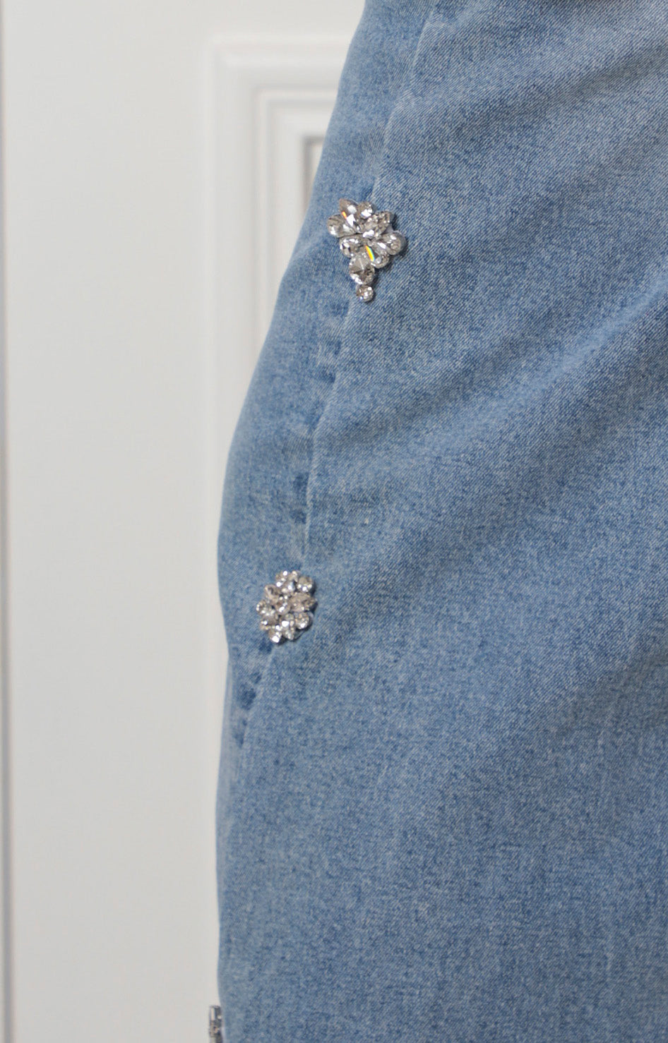 Pantalón de mezclilla con aplicaciones