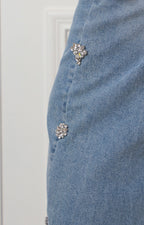 Pantalón de mezclilla con aplicaciones