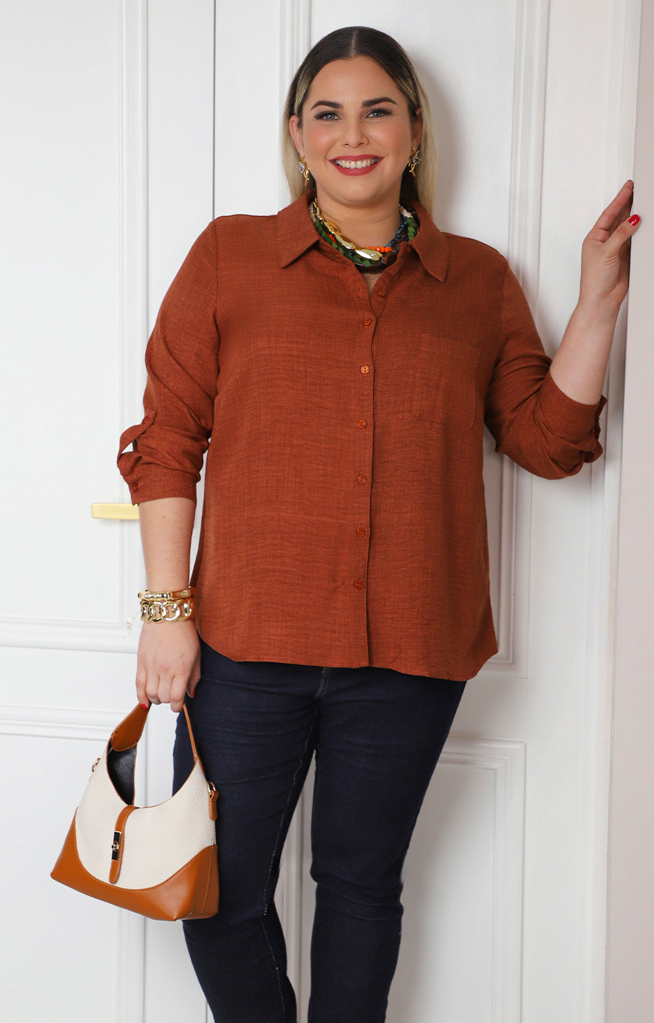 Blusa camisera con mangas ajustables