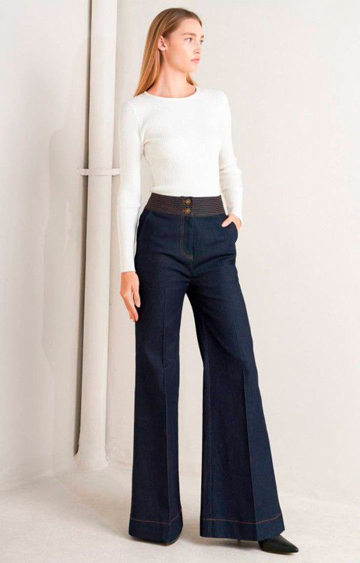 Pantalón de mezclilla azul obscuro