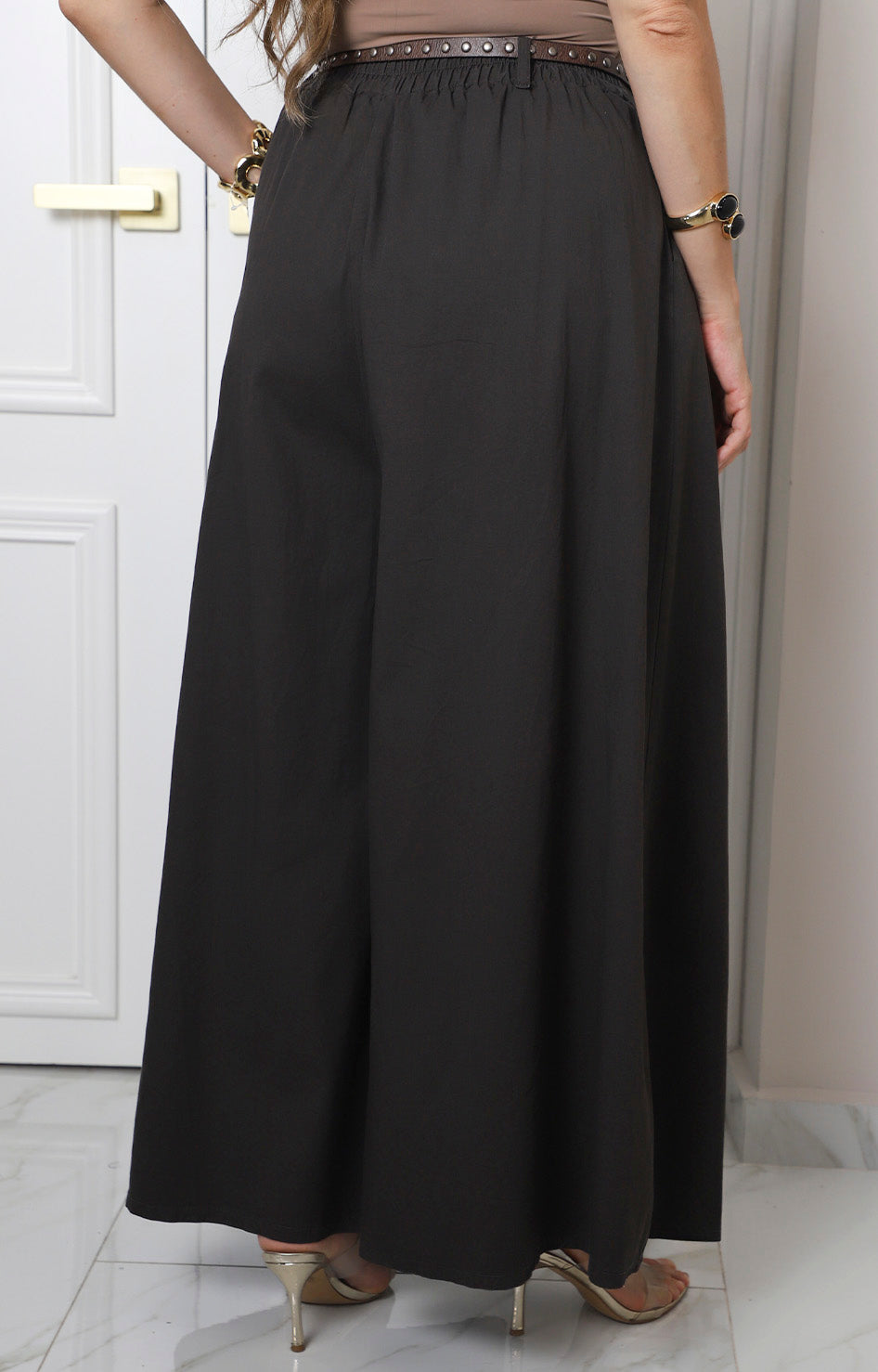 Pantalón café con pinzas y cinturón