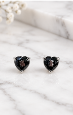 Aretes de broquel de corazón negro