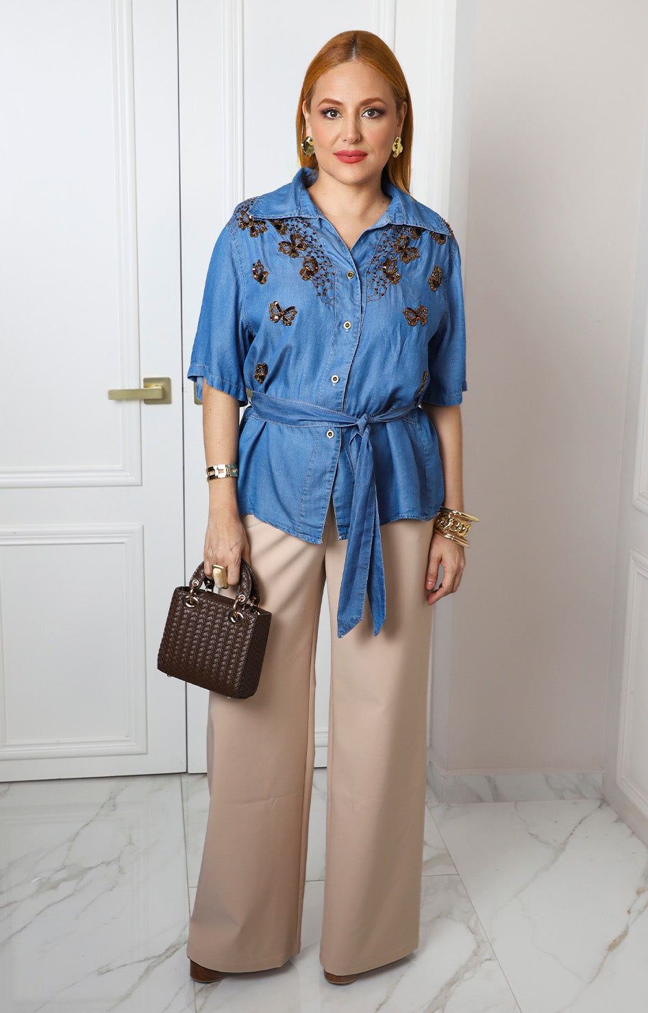 Blusa de mezclilla con mariposas bordadas