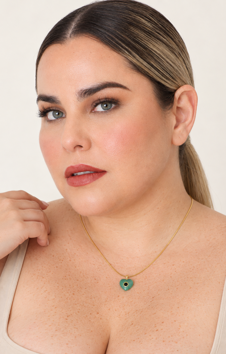 Collar fino con dije de corazón de piedra natural