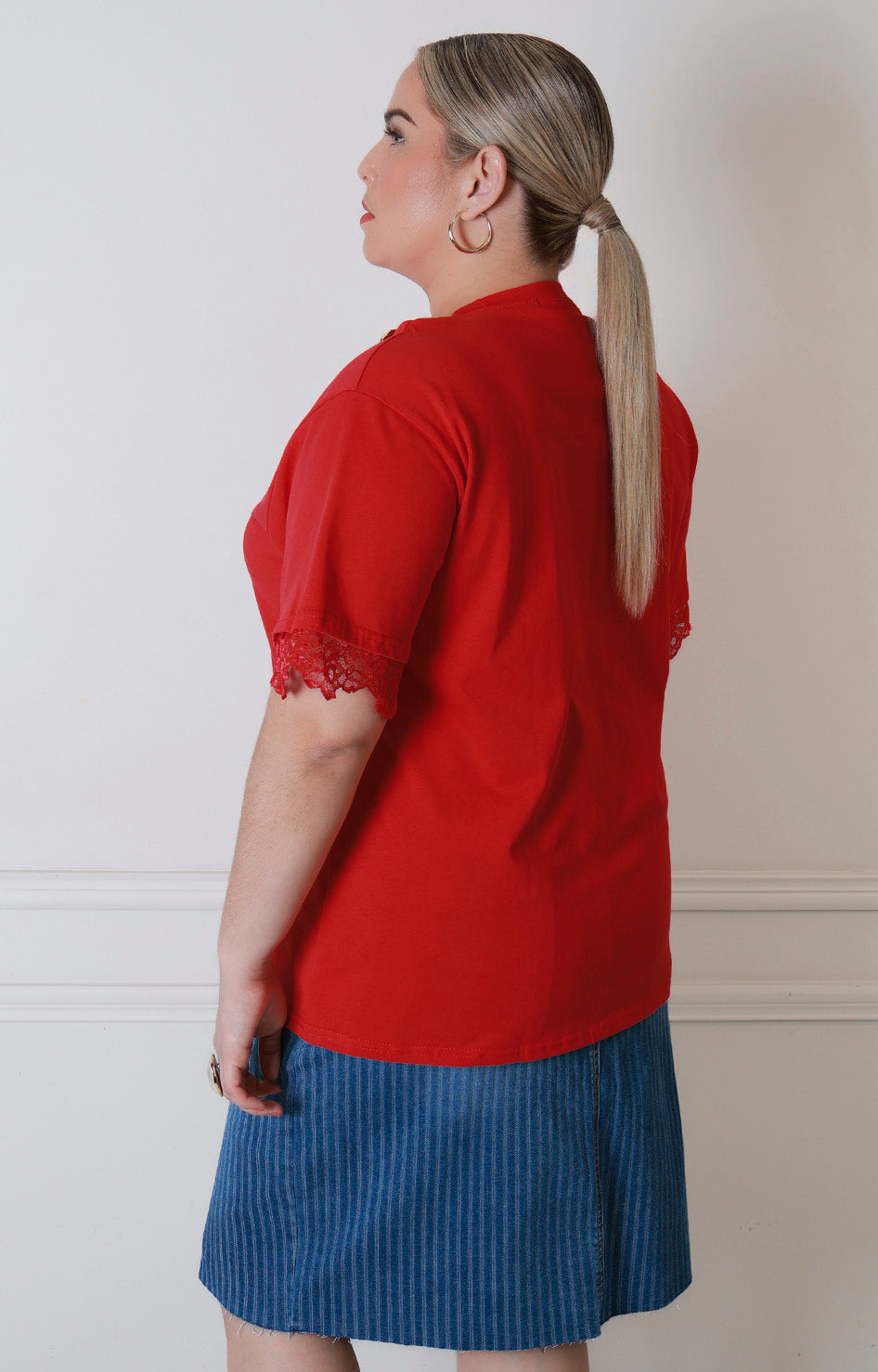 Blusa curvy Boutiquemirel con detalles dorados y encaje en las mangas, estilo elegante y femenino.
