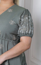 Vestido corto con bordados florales