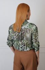 Blusa regular de estampado animal print con cuello de moño de la marca Boutiquemirel, con detalles de moda y estilo llamativo.