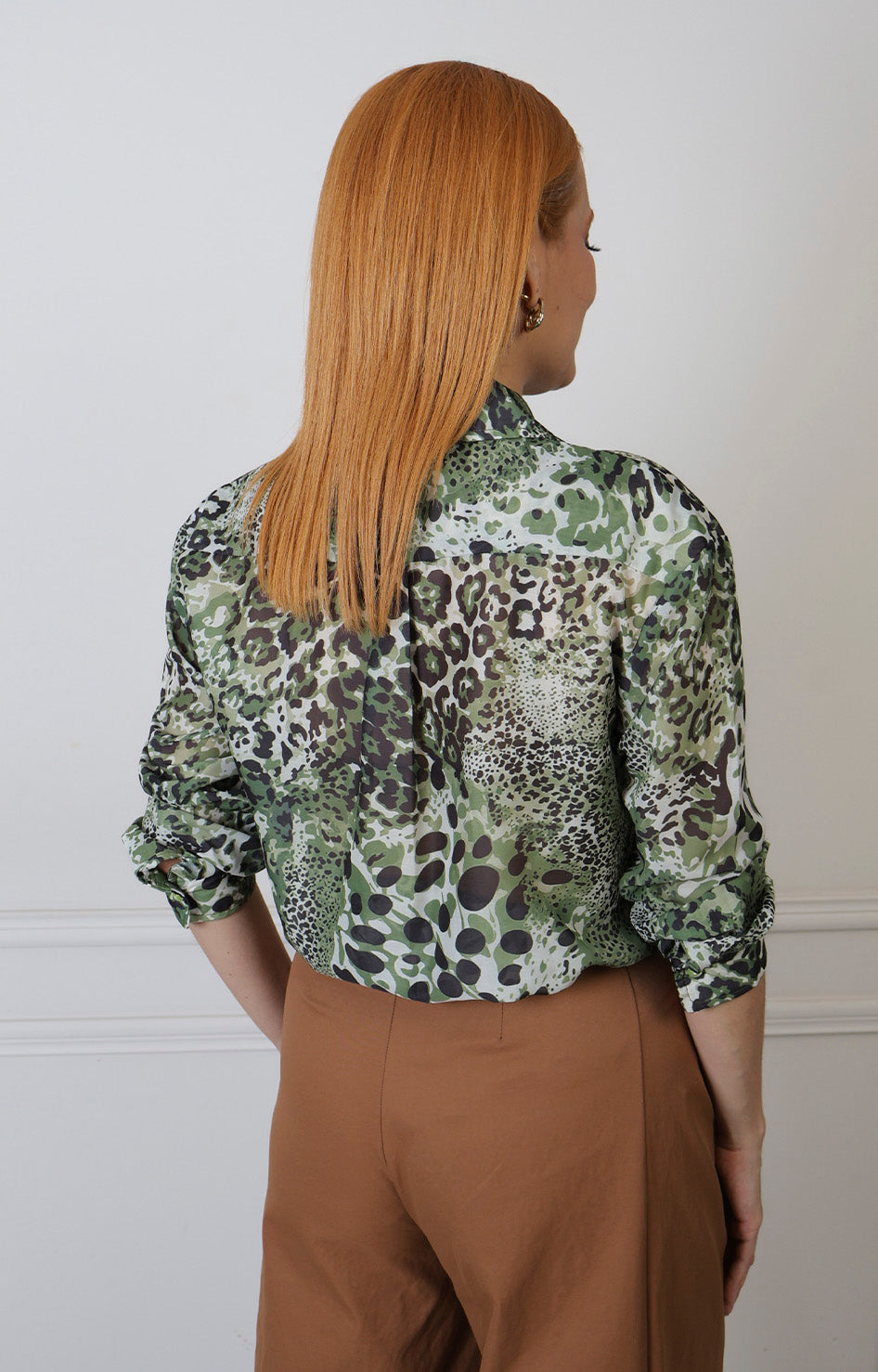 Blusa regular de estampado animal print con cuello de moño de la marca Boutiquemirel, con detalles de moda y estilo llamativo.