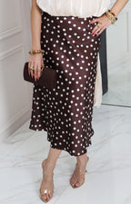 Falda satinada café con estampado polka dots