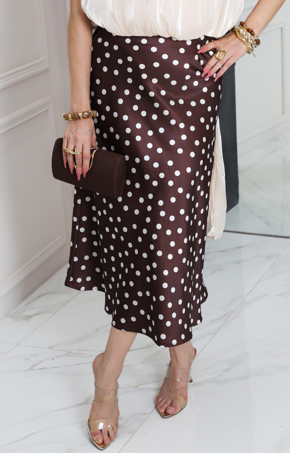 Falda satinada café con estampado polka dots