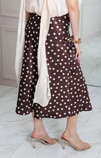 Falda satinada café con estampado polka dots