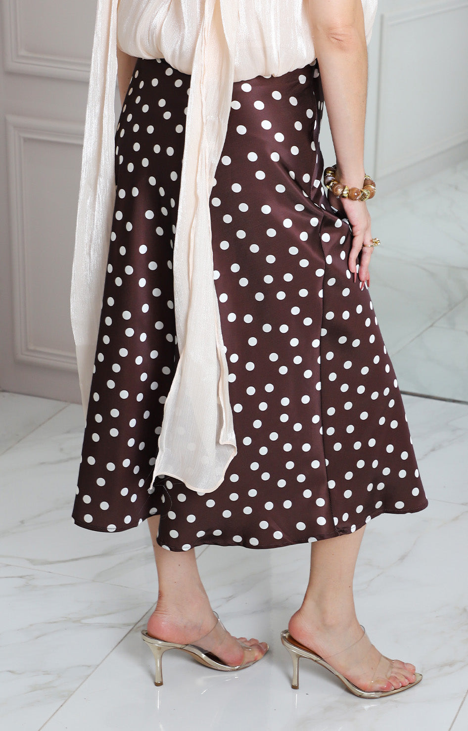Falda satinada café con estampado polka dots