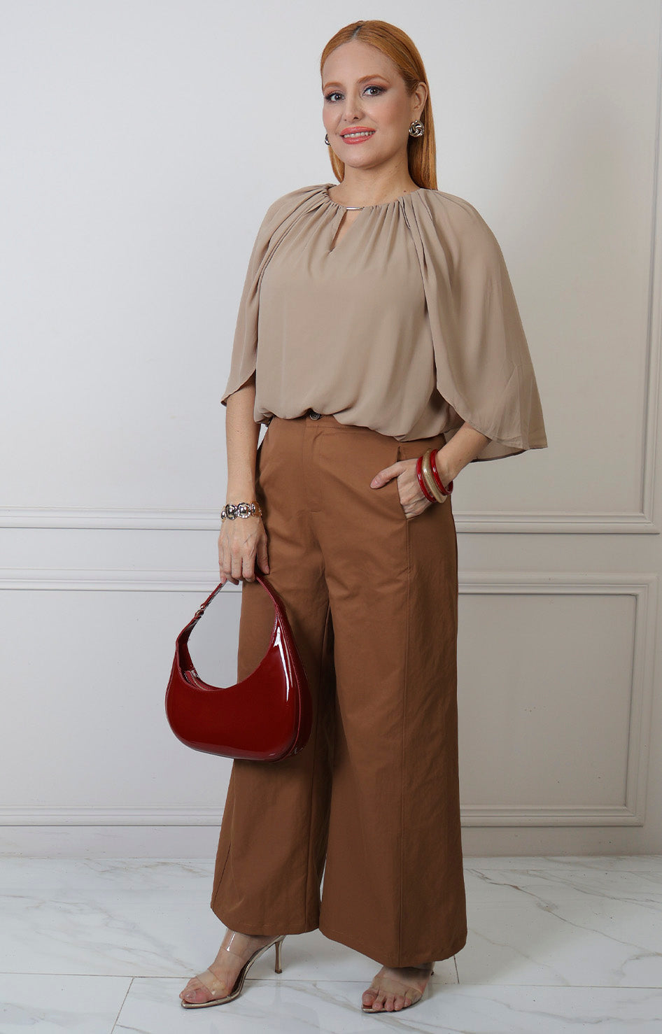 Blusa con capa y escote en V