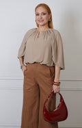Blusa con capa y escote en V