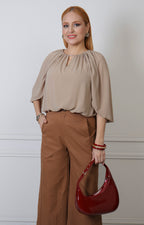 Blusa con capa y escote en V