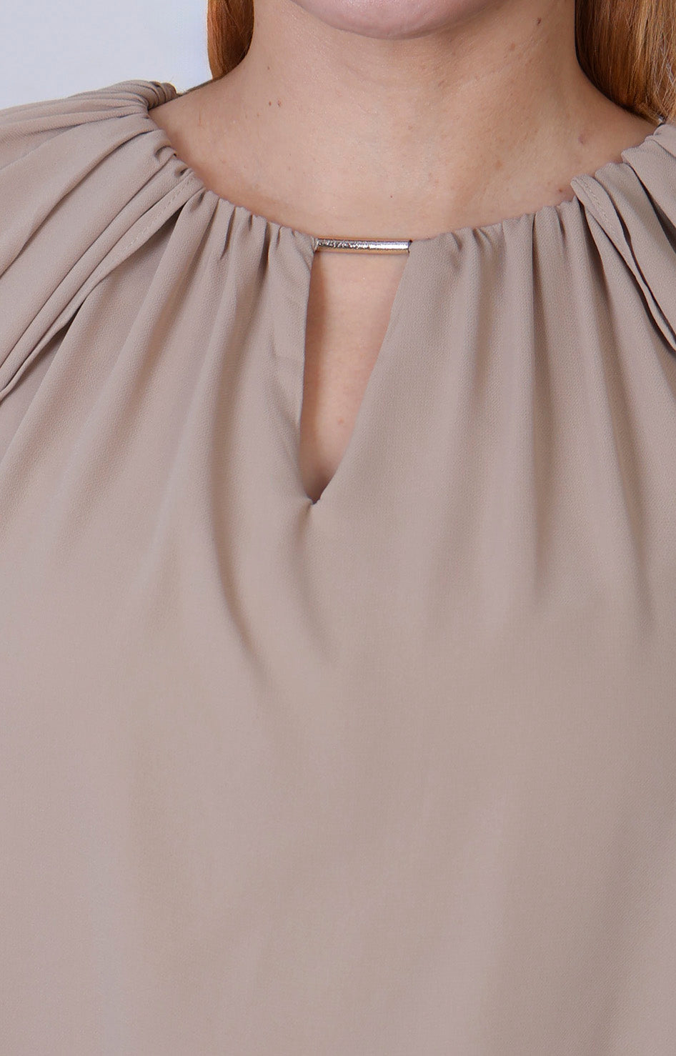 Blusa con capa y escote en V