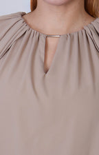 Blusa con capa y escote en V