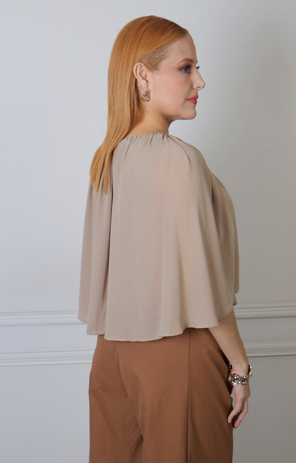 Blusa con capa y escote en V