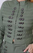 Conjunto verde estilo militar con botones