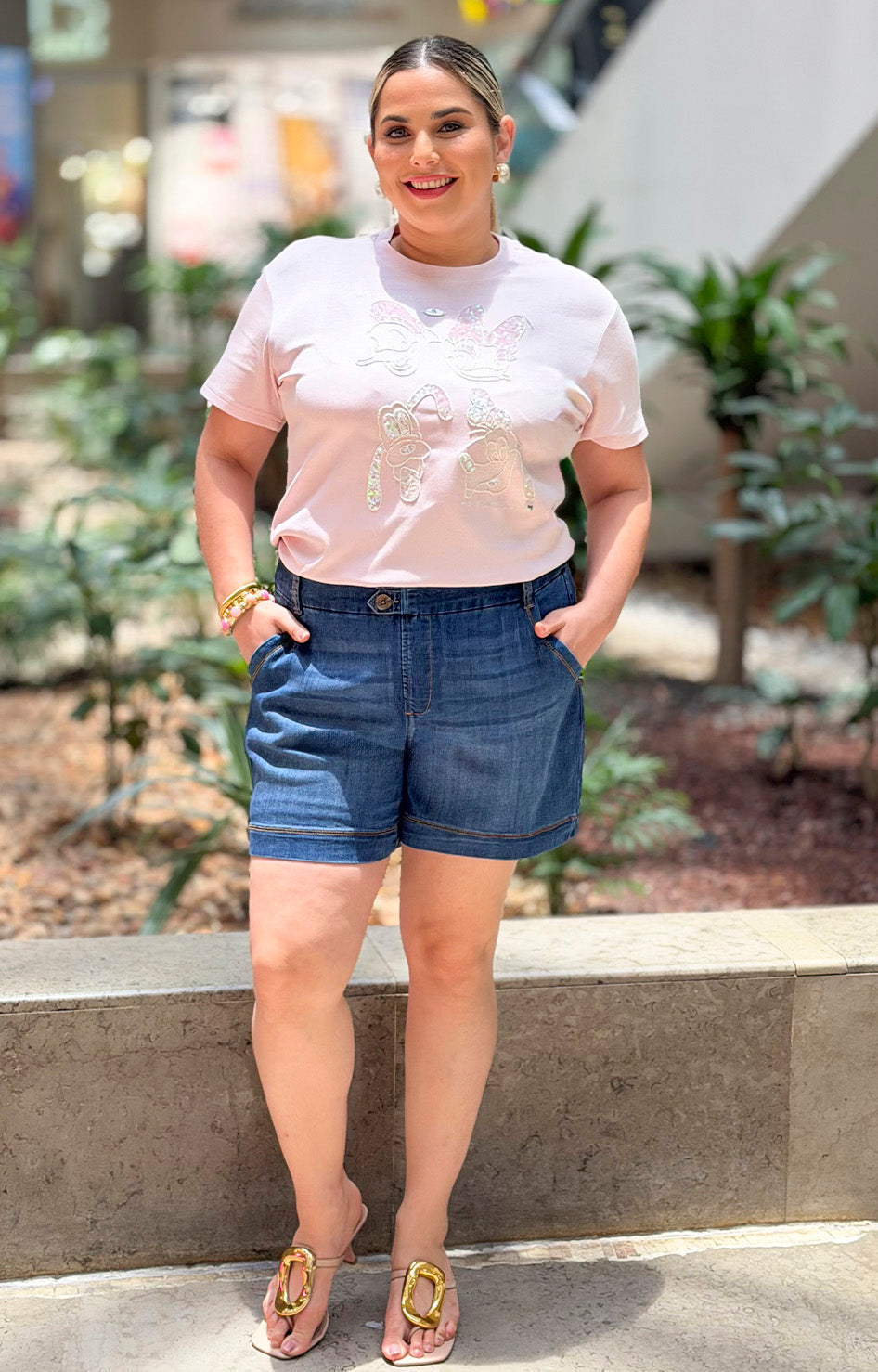 Short de mezclilla Victoria para curvas, pantalones cortos de mezclilla ajustados y de color azul con bolsillos delanteros y traseros.