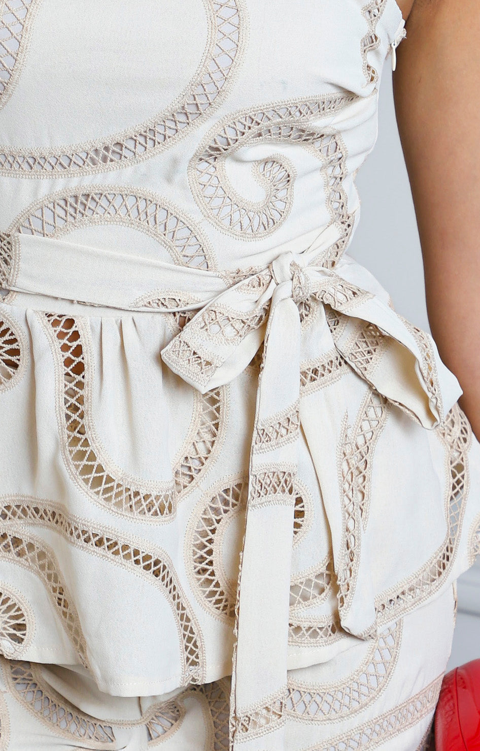 Conjunto beige strapless con bordado calado