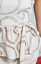Conjunto beige strapless con bordado calado