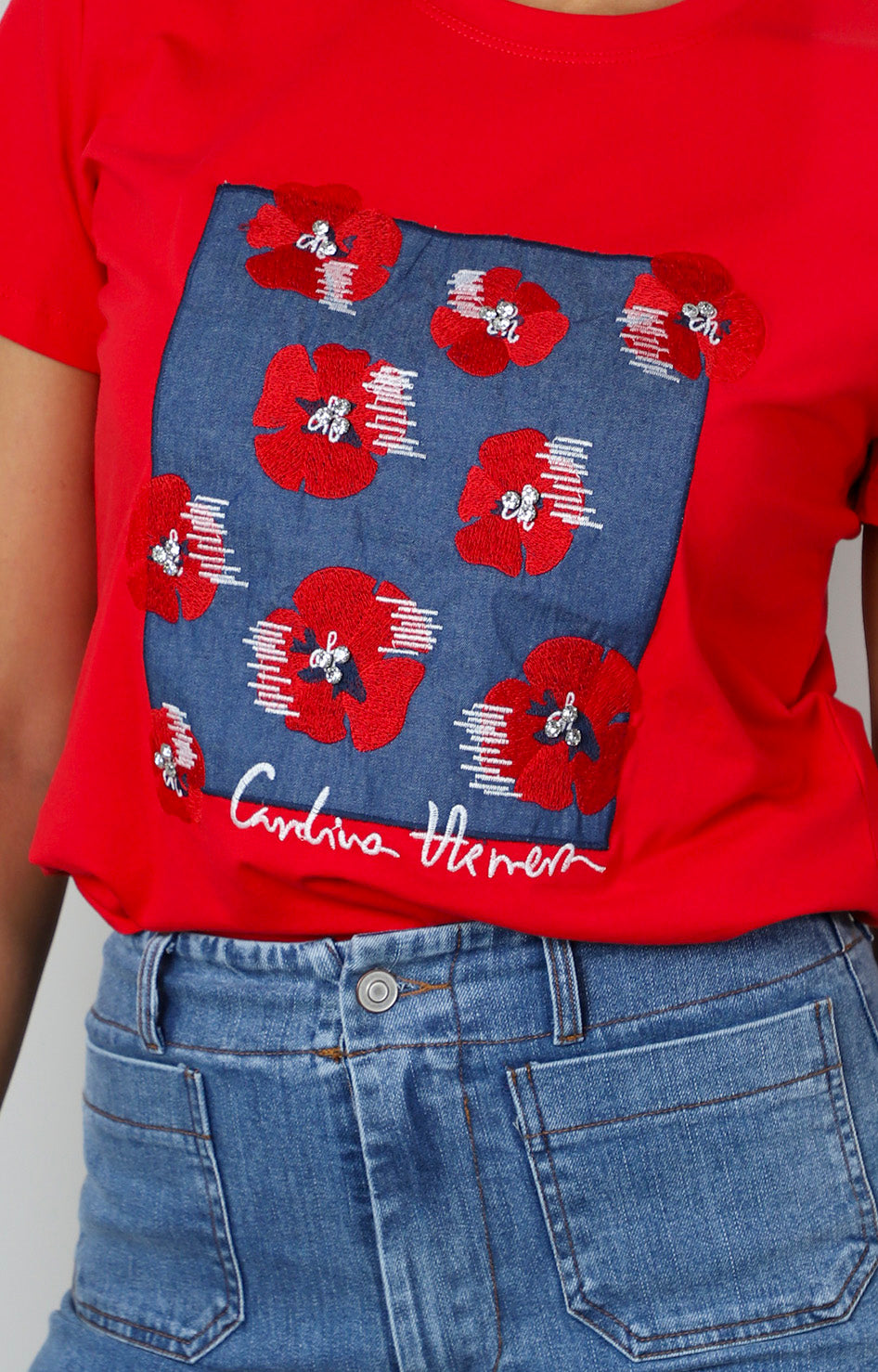 Blusa con estampado floral y aplicaciones