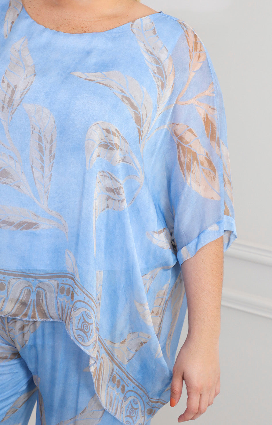 Conjunto azul con estampado de hojas