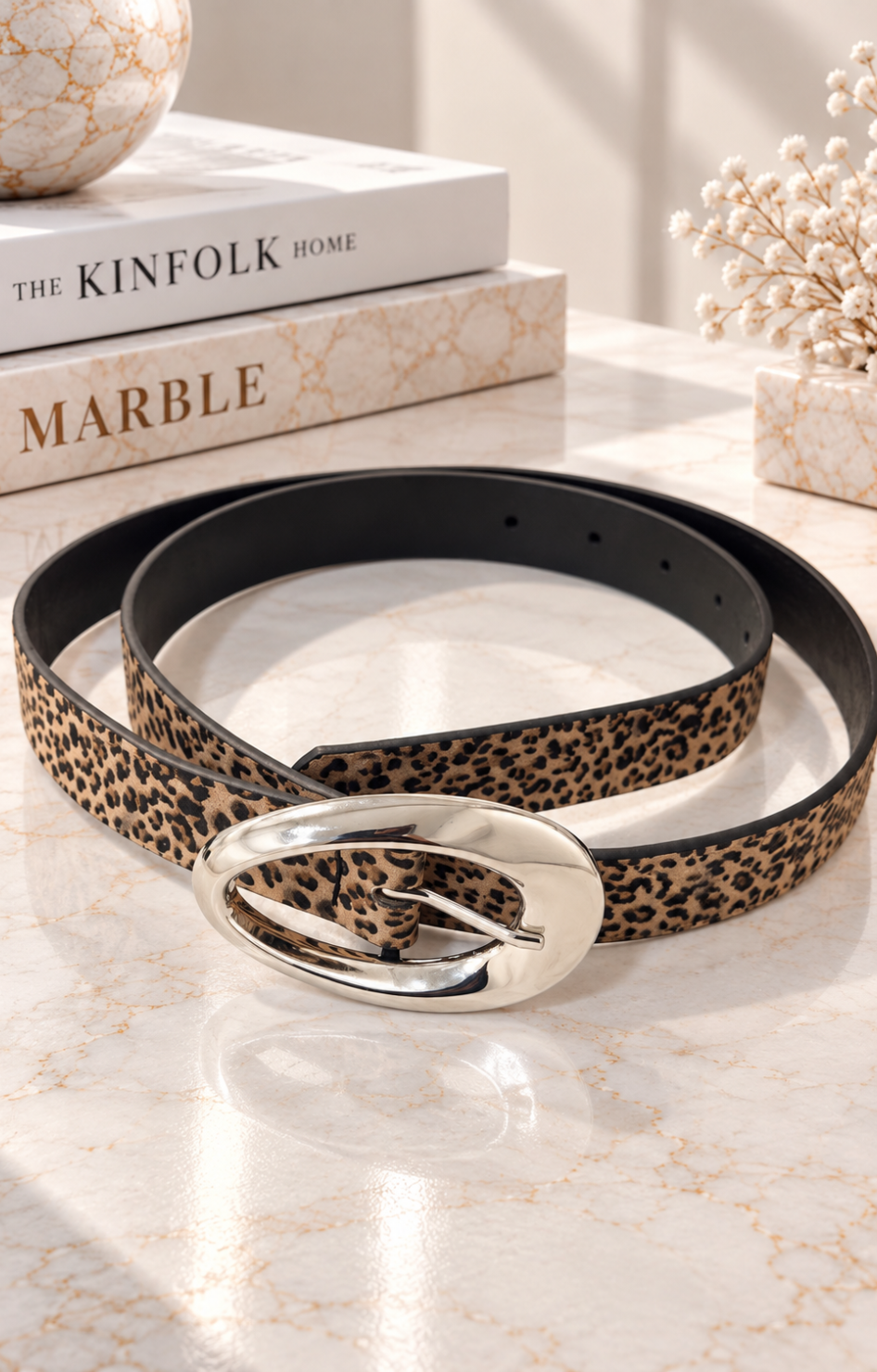 Cinturón animal print con hebilla plateada