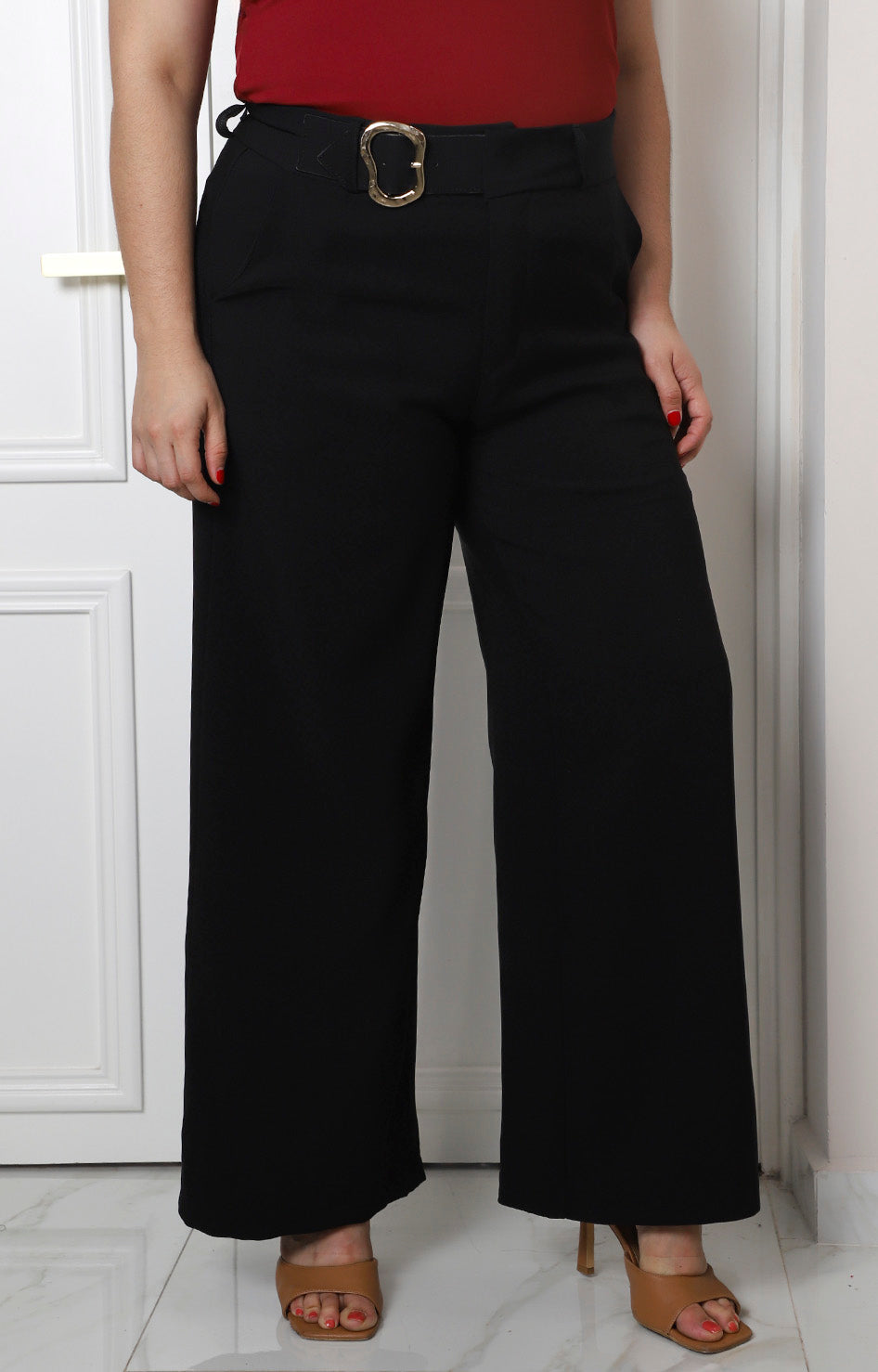 Pantalón curvy de pierna ancha con hebilla de la marca Boutiquemirel, mostrando el diseño y la textura del tejido.