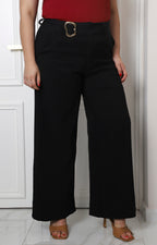 Pantalón curvy de pierna ancha con hebilla de la marca Boutiquemirel, mostrando el diseño y la textura del tejido.