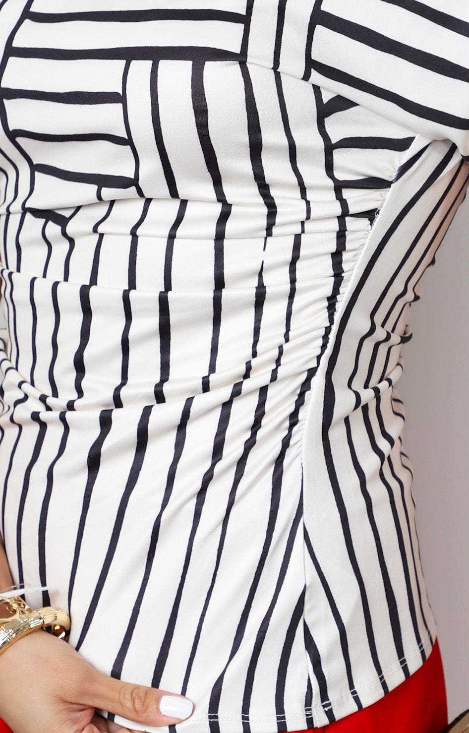 Blusa beige a rayas con cintura fruncida