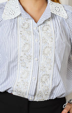 Blusa de rayas con encaje bordado
