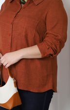 Blusa camisera con mangas ajustables