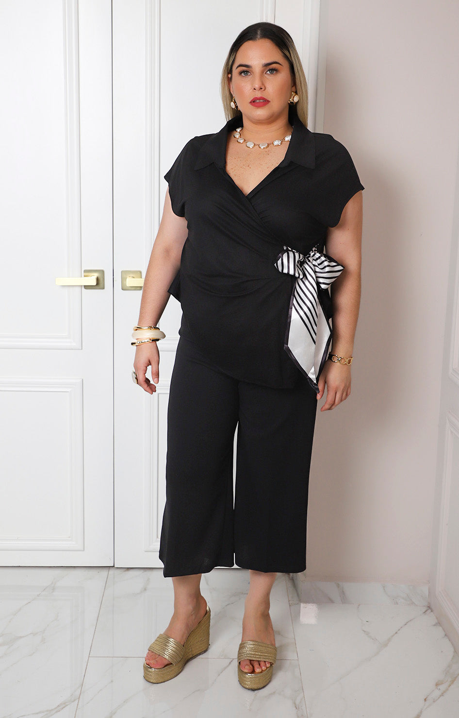 Blusa negra cruzada con lazo