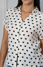 Blusa beige con lunares y manga corta