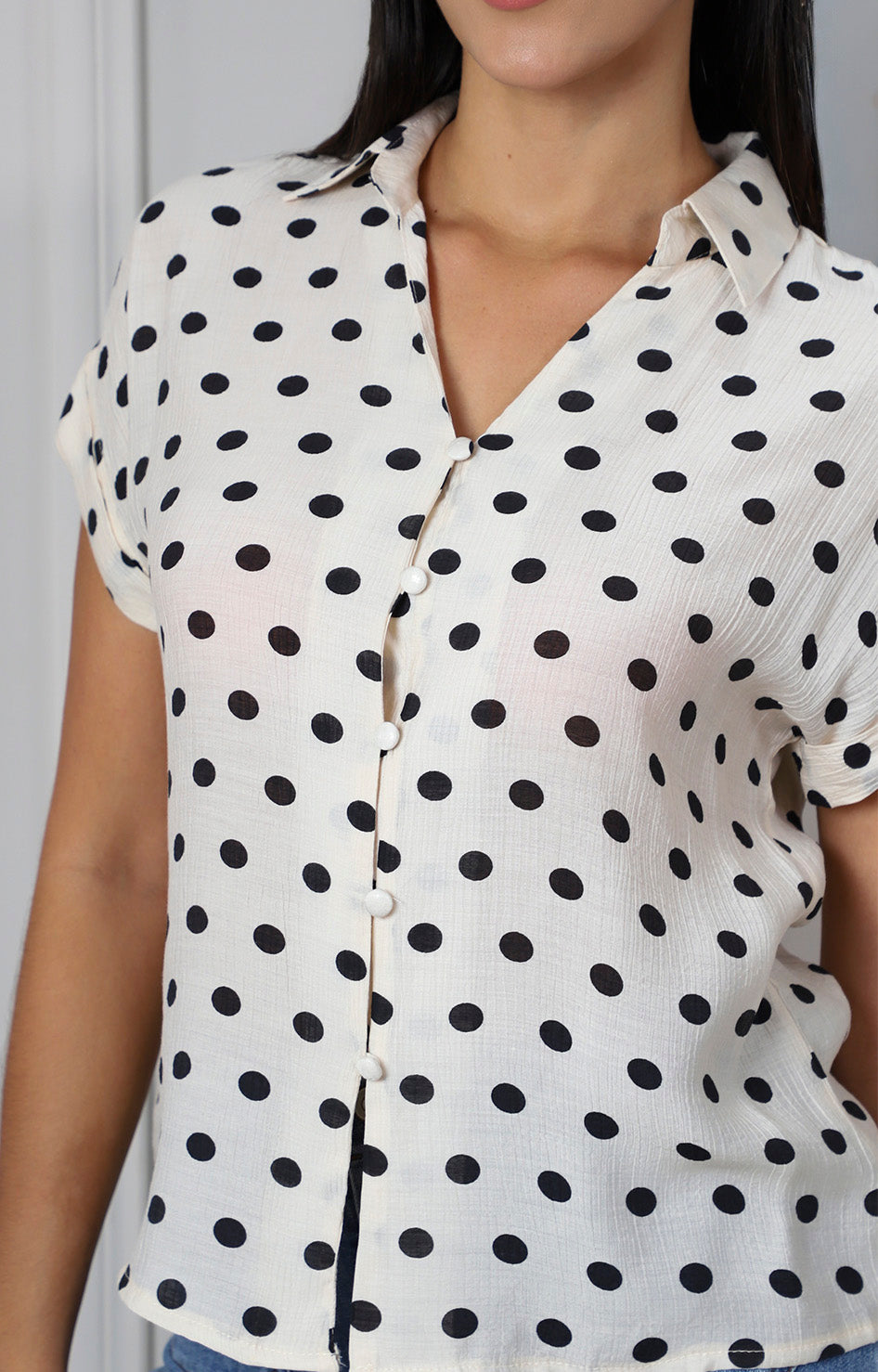 Blusa beige con lunares y manga corta