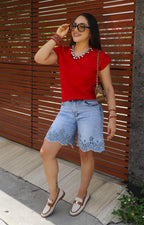 Blusa roja con cuello de esferas