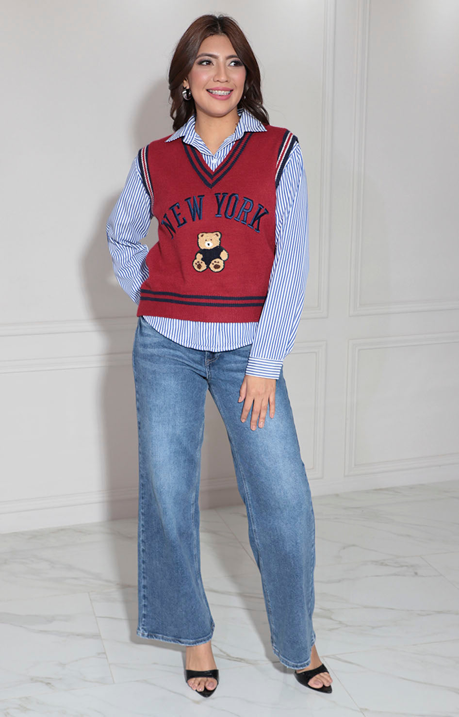 Camisera con chaleco rojo