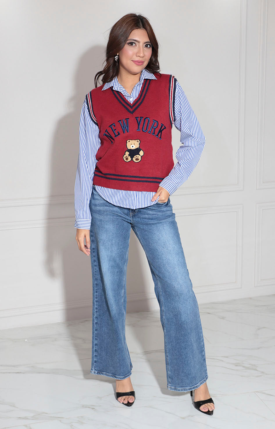 Camisera con chaleco rojo