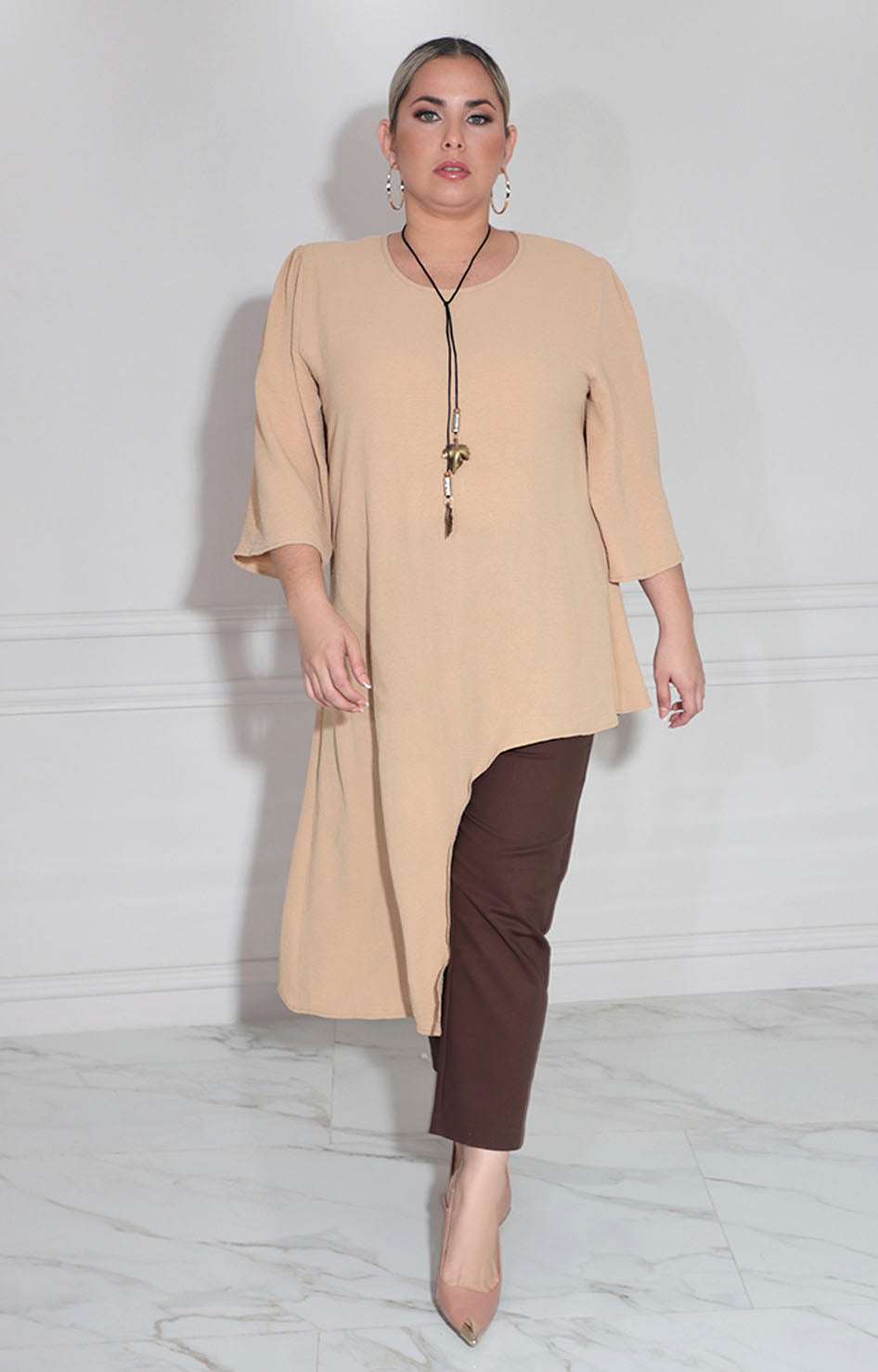 Blusa beige con collar