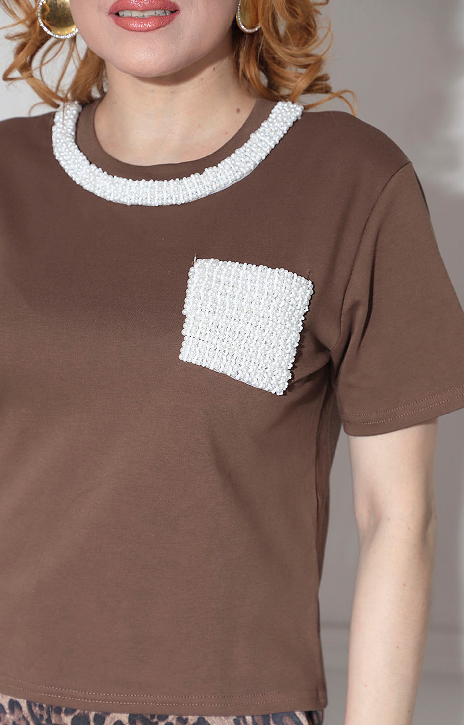 Blusa café con perlas