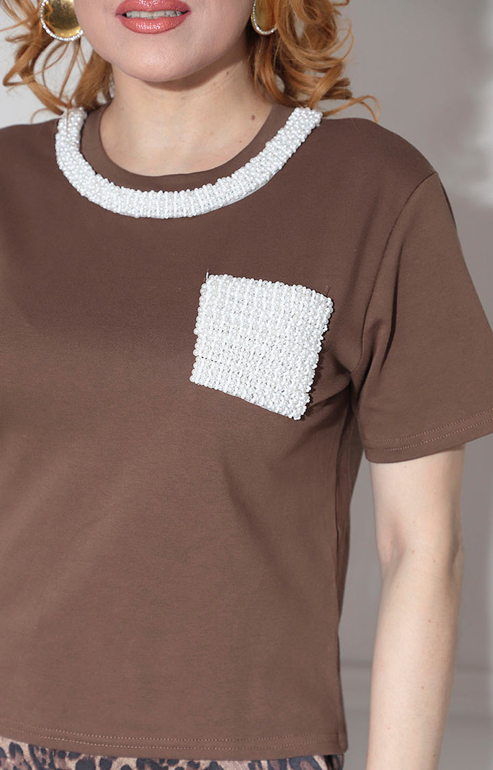 Blusa café con perlas