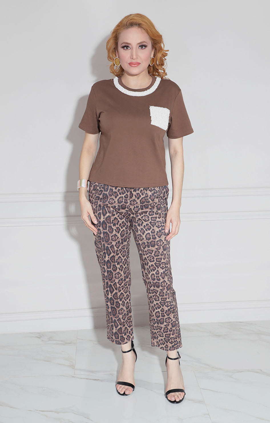 Blusa café con perlas