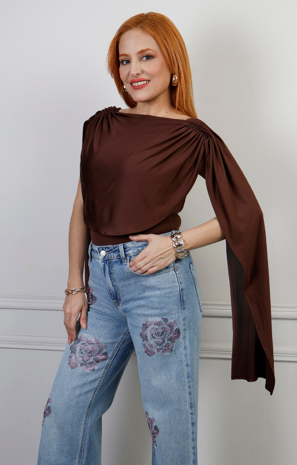 Panty blusa drapeada Boutiquemirel con hombros fruncidos, vista frontal en color liso