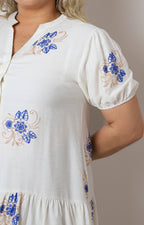 Vestido corto bordado con mangas globo