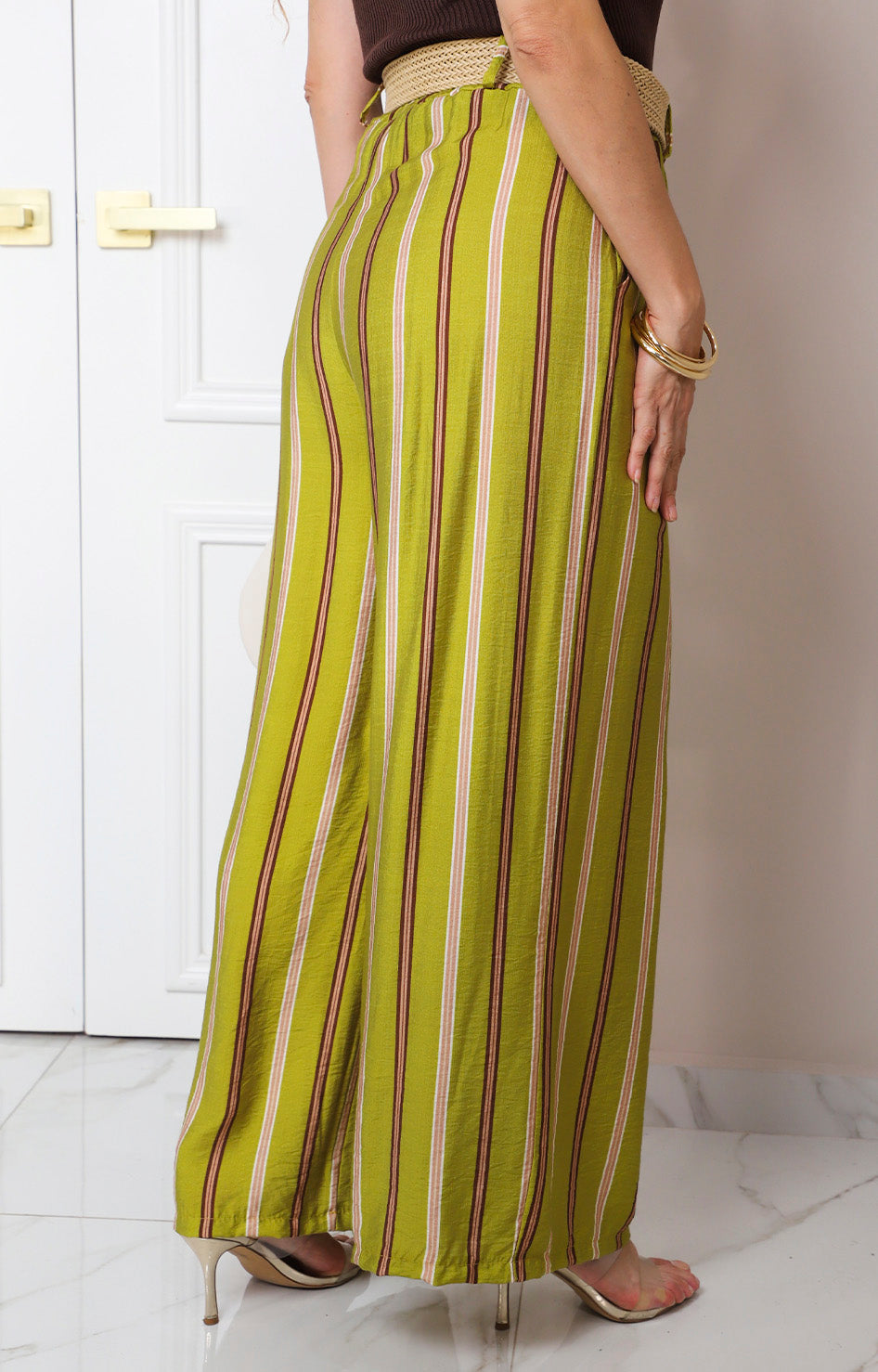 Pantalón a rayas con cinturón