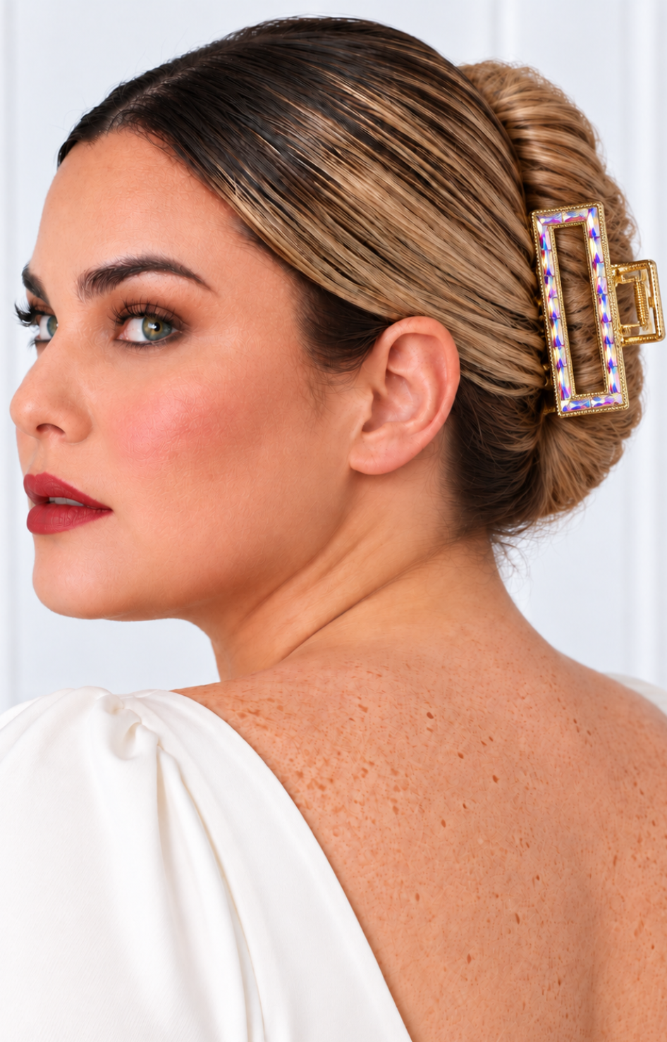 Pinza para cabello dorada con pedrería de la marca Boutiquemirel, mostrando detalles brillantes y diseño elegante.