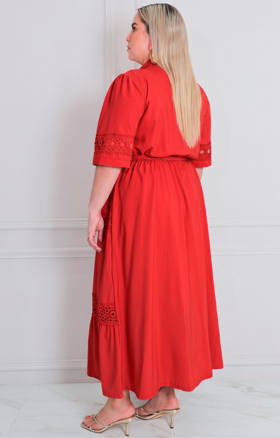 Vestido rojo con guipur y cinturón